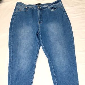Medium wash skinny jeans!!